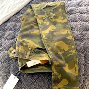 JUDY BLUE DISTRESSED CAMO PANTS
